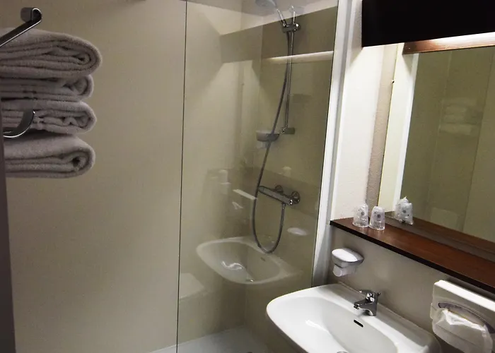 Готель Western Du Phare Мериньяк